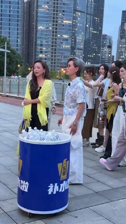 论穿搭,叶童的穿搭百分之90的女星都比不上她