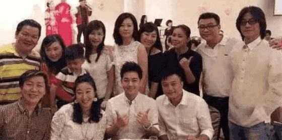 小沈阳同学聚会照片曝光，现实沉痛告诉我们，圈子不同别硬碰！