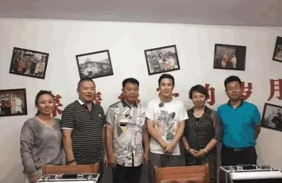 小沈阳同学聚会照片曝光，现实沉痛告诉我们，圈子不同别硬碰！