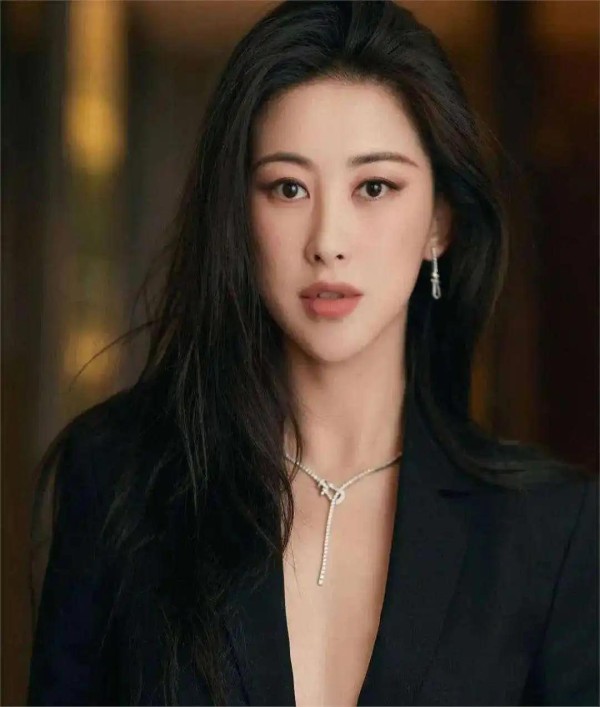 表面是艺人，实则是富家千金的5位明星，她们最不怕的就是潜规则