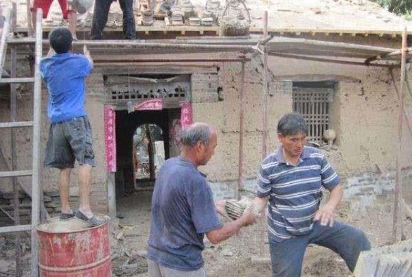 岳云鹏在家掐辫子、文章嘴叼烟打牌、揭娱乐圈明星回乡事更多