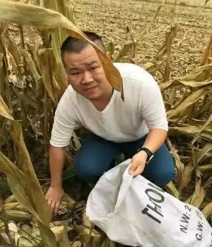 岳云鹏在家掐辫子、文章嘴叼烟打牌、揭娱乐圈明星回乡事更多