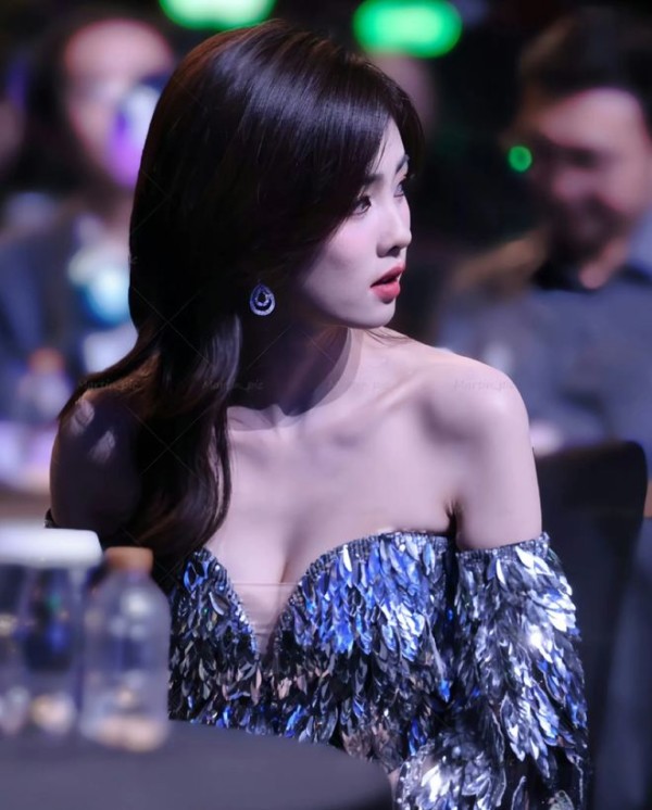 白鹿参加活动暴露副乳，网友热议明星对身材要求过高
