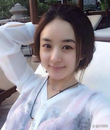 看赵丽颖早期的素颜的照片，脸好小，皮肤也是真的好
