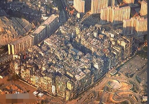 新义安“总教头”苏世龙，专为新义安培养打手，周星驰亦拜入门下
