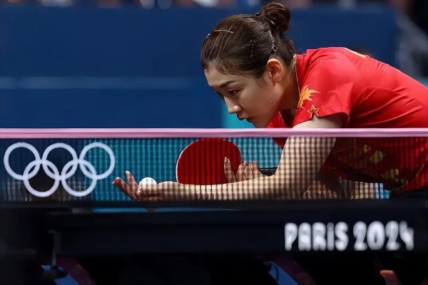 陈梦中国选手专注击球，备战巴黎2024奥运会乒乓球比赛