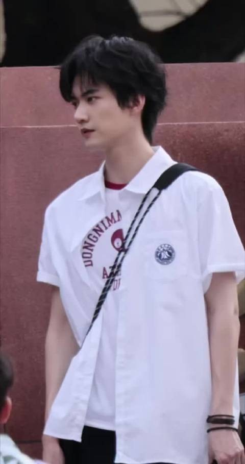 周柯宇包上恩《炽夏》校服路透