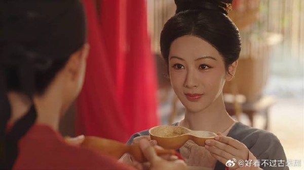 蒋长扬为迎合牡丹,把婚礼设在她院中,跟她共饮合卺酒