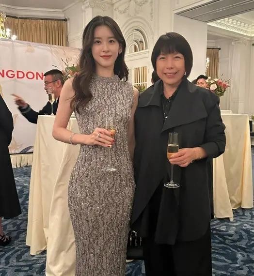前VOGUE主编张宇晒章泽天近照，阔太范儿十足，比网红高级