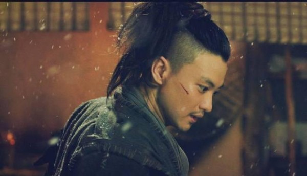 《演员的诞生》让他走红，并顺利圈粉舒淇，但其实他后台也很硬