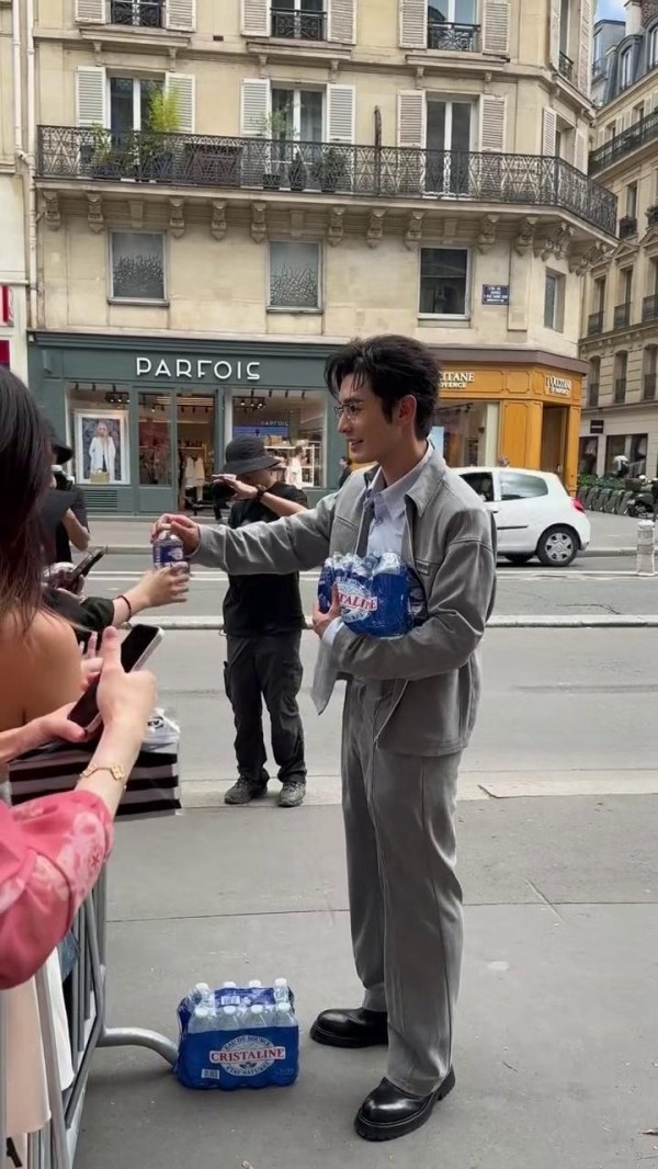 王小明热衷慈善，没有明星架子，对影迷