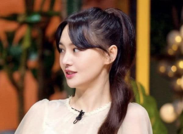 5位当红女星刚出道时的样子，杨幂赵丽颖变化最大，她最可惜