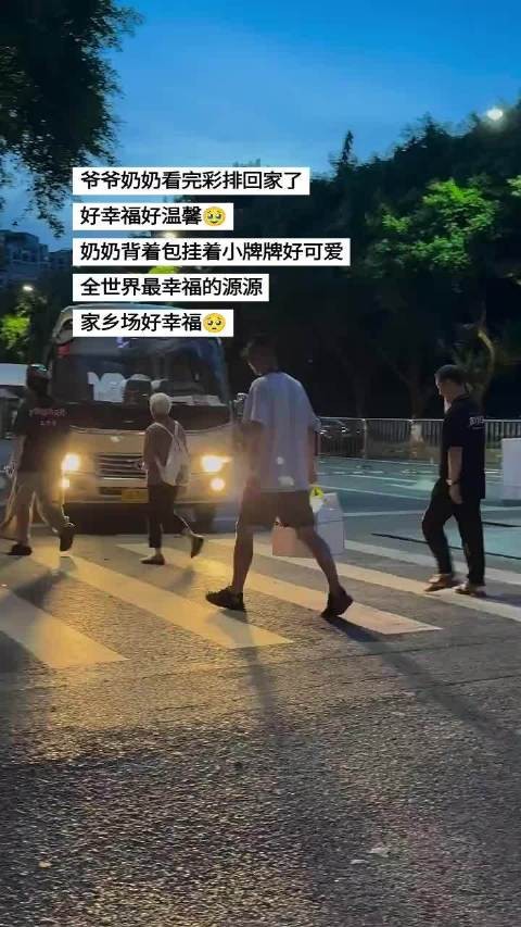 王源再一次回到重庆开<a target=