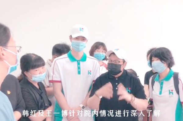 韩红慈善行动中的透明与质疑：河南救灾的挑战与回应