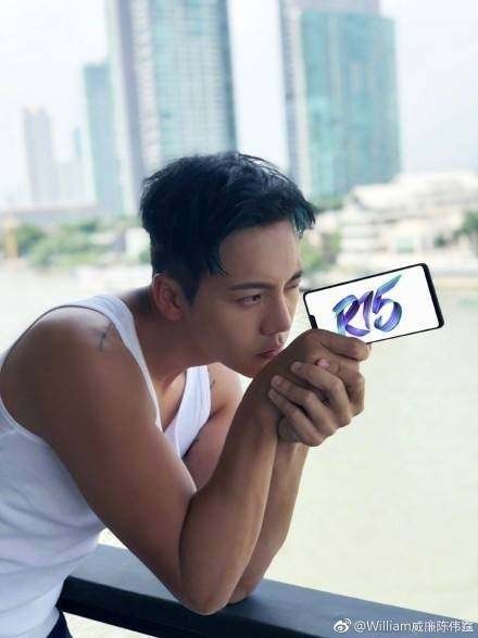 豪华明星阵容代言新款刘海OPPO手机，造型独特唯独张一山剪刀手