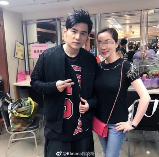 周杰伦与女粉丝合影 脸被P到变形！皮肤白了眼睛也变大