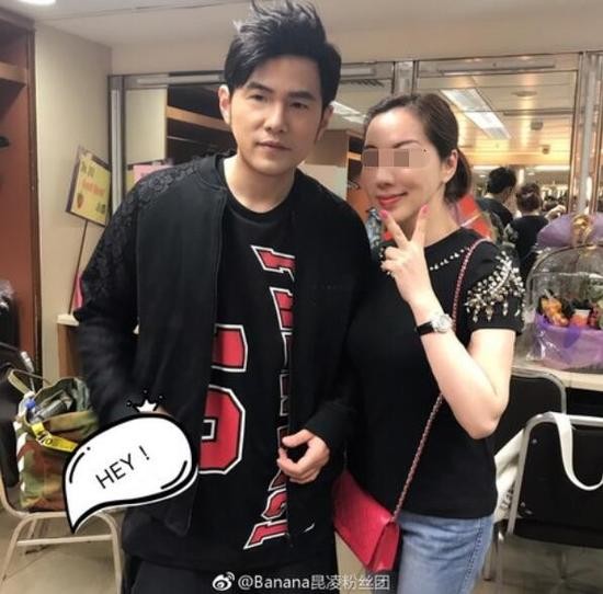 周杰伦与女粉丝合影 脸被P到变形！皮肤白了眼睛也变大