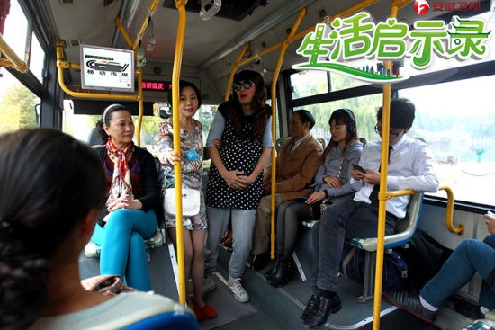 胡歌囧态难辨认