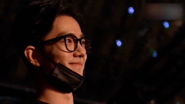 肖战现身孙燕姿演唱会，被偶像cue到害羞眼眶湿润