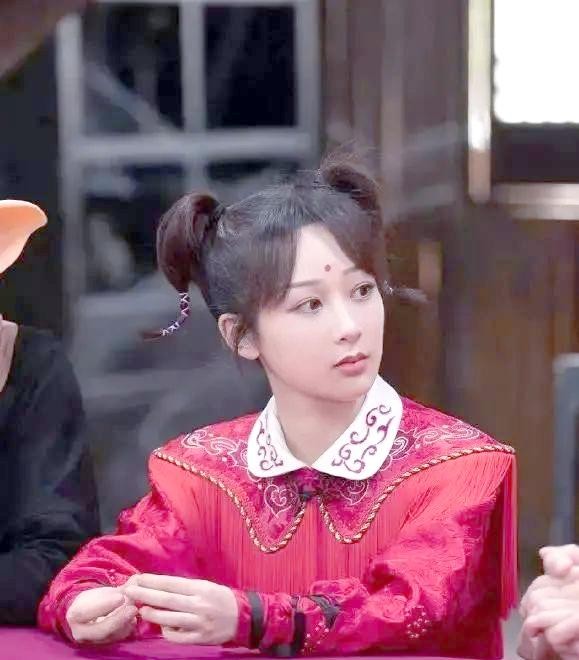 黄子韬与杨紫的趣味互动，萌探探探案中的笑料不断
