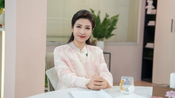 “辩论辣妈”大王做客春妮《妈耶》直播,激辩育儿黄金期!