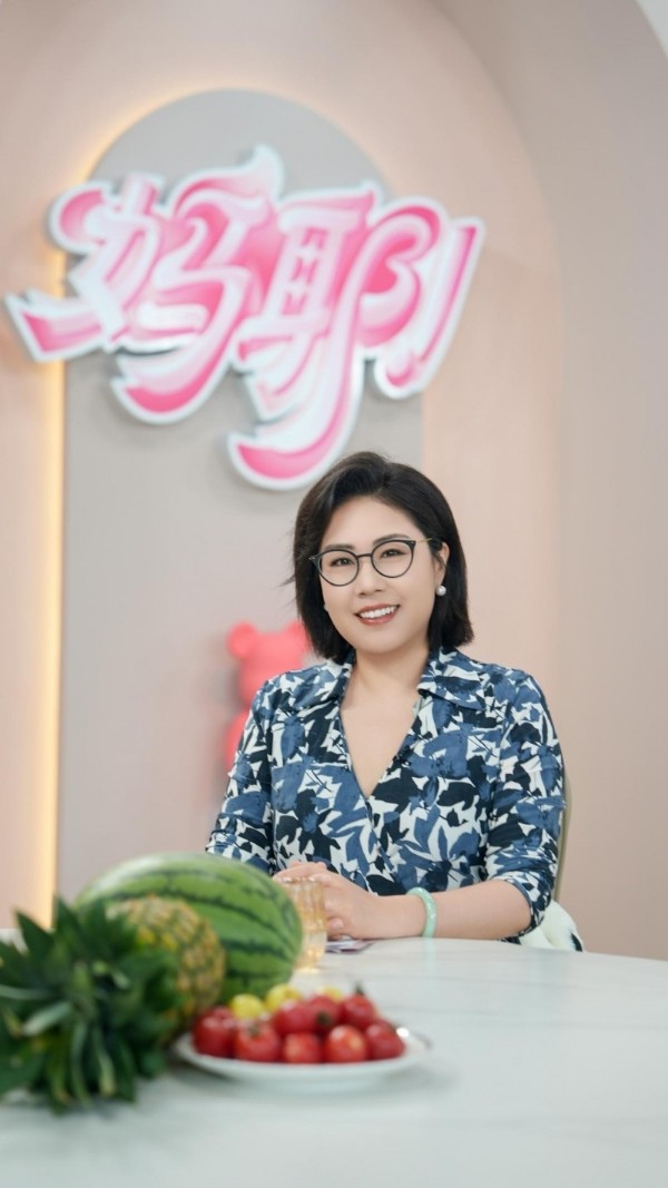 “辩论辣妈”大王做客春妮《妈耶》直播,激辩育儿黄金期!