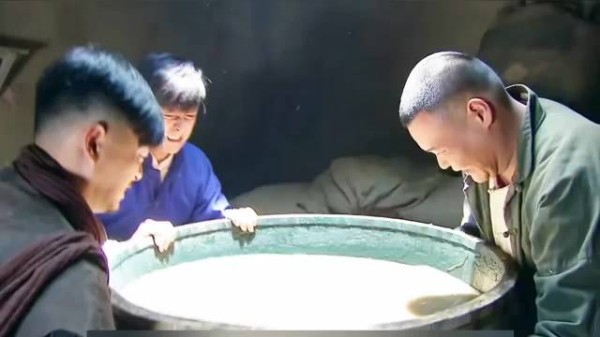 为了躲过小日子的追捕，几人举起一个大水盆堵住了地窖口