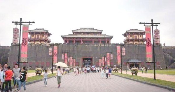 横店影视城：明星生活与粉丝体验的探秘