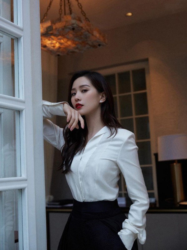 时尚盛典：倪妮比刘诗诗高一头，宋妍霏美甲掉了，邢菲假发片掉了
