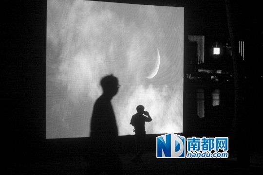 昨日，深圳时装周会场正在紧张布展中。南都记者 王子荣 摄