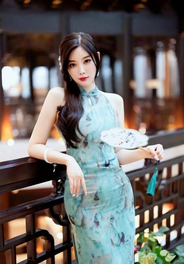 杨晨晨 28 岁旗袍造型刷屏，曼妙身姿藏不住，新中式穿搭引热议