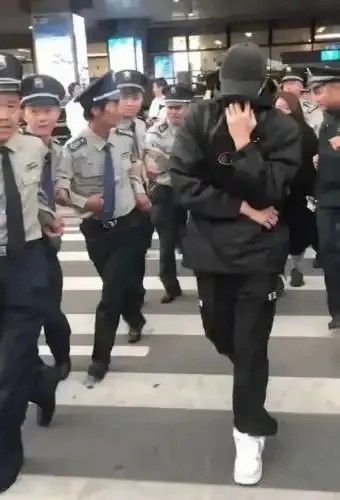 往事如烟：#明星为啥带那么多保镖#有些所谓的“明星”、“歌星”出行或出场带保镖或安保，多半是为了宣传造势。
       年轻刚“出道”或乍“红”的“明星”出场带保镖或层层安保，防止“粉丝”冲击，主要就是渲染气氛。其实，真实的粉丝，并没有几个，多是花钱雇佣来的。这属于商业化炒作，为了“捧红”演员或歌手，一般都使用这个套路，也是允许的。
       前一阶段，发现有几个老歌星和老演员，出行到某地，...