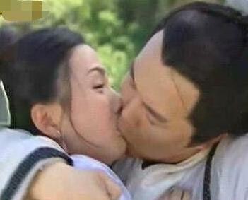 明星激吻戏揭秘：周杰硬塞舌头给林心如 女方被吓得不知所措
