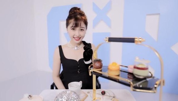 影视新人参加选秀节目，手拿20多万名牌包，还获一众明星打Call
