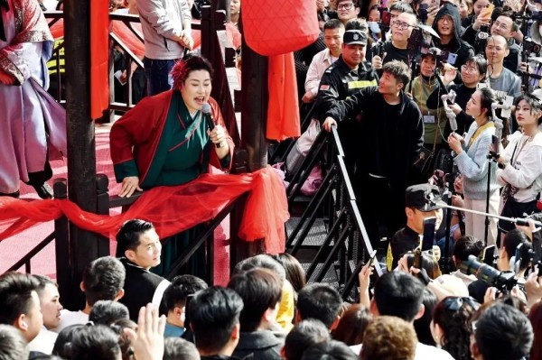 2024年3月28日，河南开封万岁山武侠城，“王婆说媒”吸引大量观众。图/IC