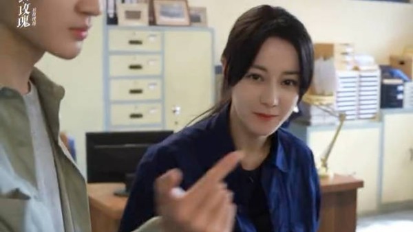 迪丽热巴新剧利剑玫瑰央视开播，演绎打拐警察无畏荆棘