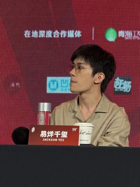 易烊千玺亮相first影展发型清爽显呆萌