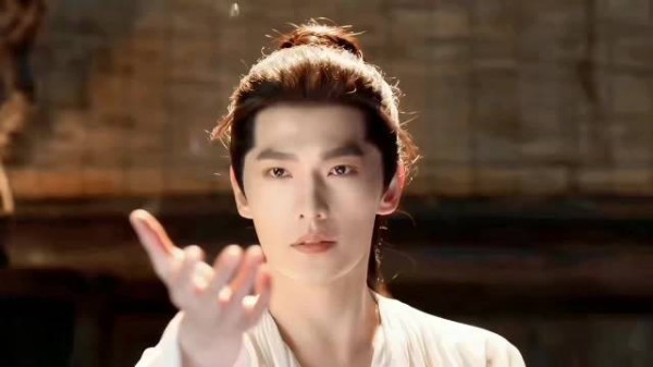 杨洋《凡人修仙传》古装造型获赞，韩立蜕变引观众共鸣