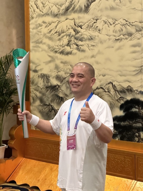 谭爷爷给花花和叶说当了火炬手 熊猫饲养员的荣耀时刻