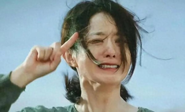 演艺圈有一个奇妙的景象，这女明星扮丑风刮得越来越猛了。