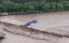 山西一辆载12人的中巴车，因强降雨失联