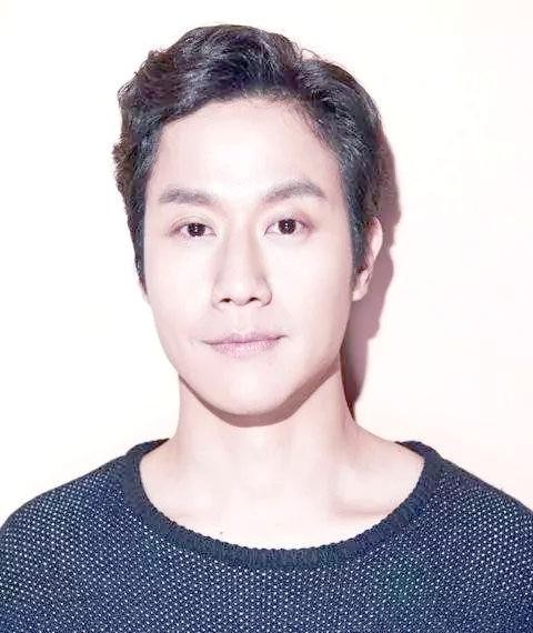 探索明星私人生活：这些男演员的幸福家庭