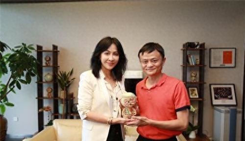 细数娱乐圈中那些抱过商界大佬大腿的大明星，礼尚往来建立交情