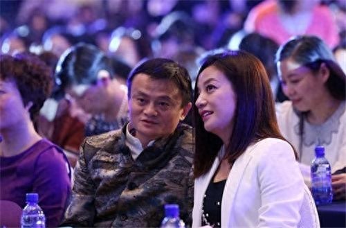 细数娱乐圈中那些抱过商界大佬大腿的大明星，礼尚往来建立交情