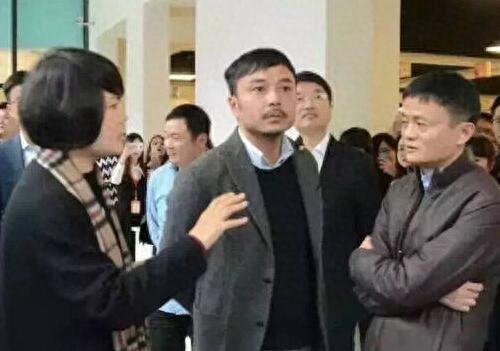细数娱乐圈中那些抱过商界大佬大腿的大明星，礼尚往来建立交情