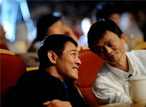 细数娱乐圈中那些抱过商界大佬大腿的大明星，礼尚往来建立交情