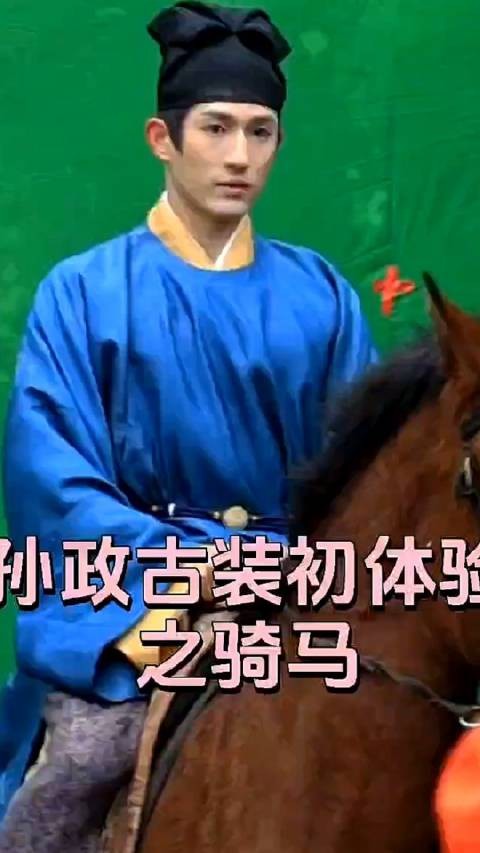 家人们谁懂啊！看新加坡演员在拍摄现场练习骑马，直接被帅晕！