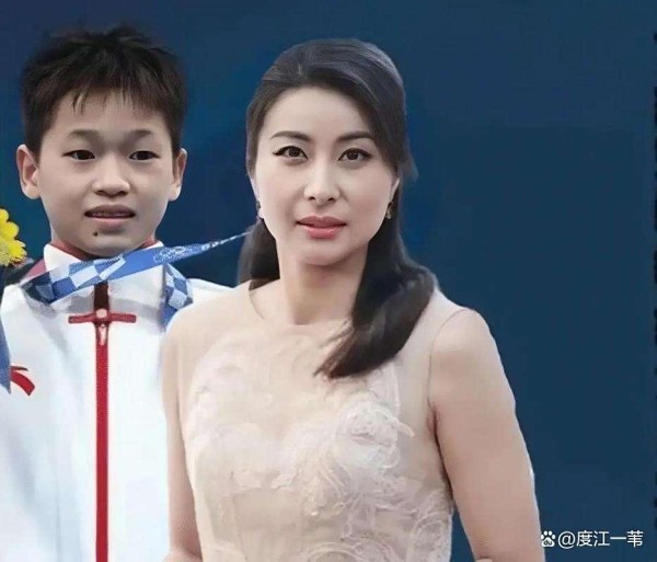 郭晶晶山东舰打卡刷屏：名人如何用“烟火气”点燃爱国情怀