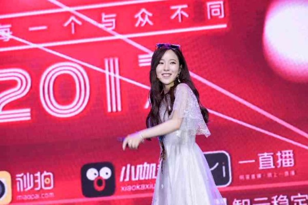 闪闪啊(个人资料信息简介)：揭秘网络红人闪耀背后的人生故事与精彩瞬间