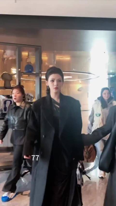 张予曦的脸和身材真的没得说 她的外型很适合演现偶